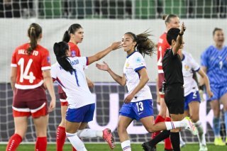 Selma Bacha (13) vient d'inscrire le 2-0 en profitant d'une faute de main d'Elvira Herzog KEYSTONE/GIAN EHRENZELLER